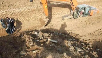 江西铁路施工，挖掘机怎么挖也挖不动，炸药一炸才发现有地下建筑