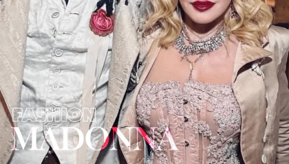 67岁生日麦当娜与鲜肉男友同吃Labubu蛋糕，造型致敬子弹胸罩