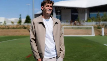 早报：利物浦中场莫顿1500万欧加盟里昂 曼联签塞斯科信心增强