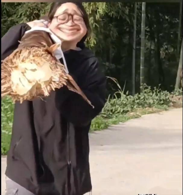 妹子挖到“巨型竹笋”被全网嘲笑：怎么挖笋才不闹笑话？