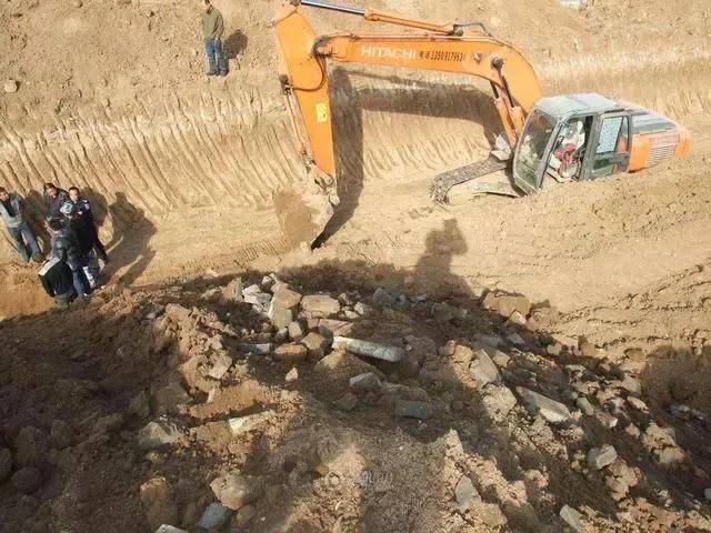 江西铁路施工，挖掘机怎么挖也挖不动，炸药一炸才发现有地下建筑
