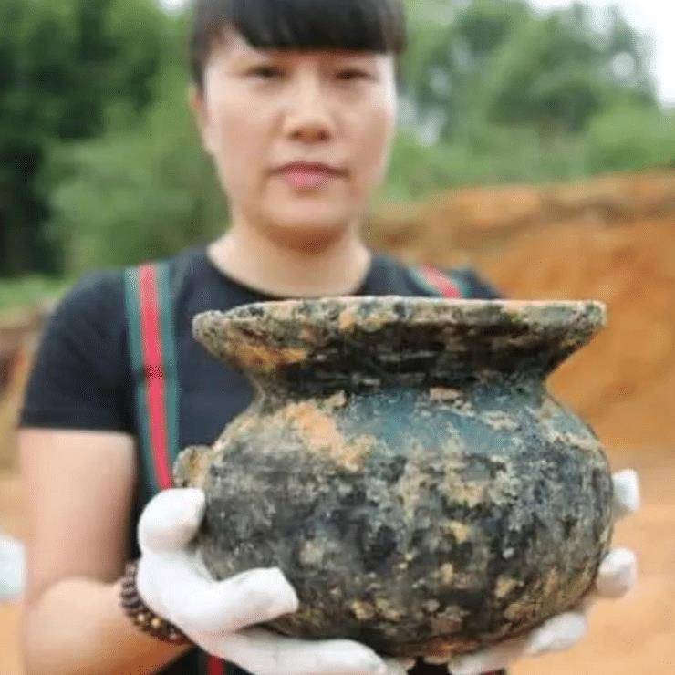 江西铁路施工，挖掘机怎么挖都挖不动，炸开后才发现有地下建筑
