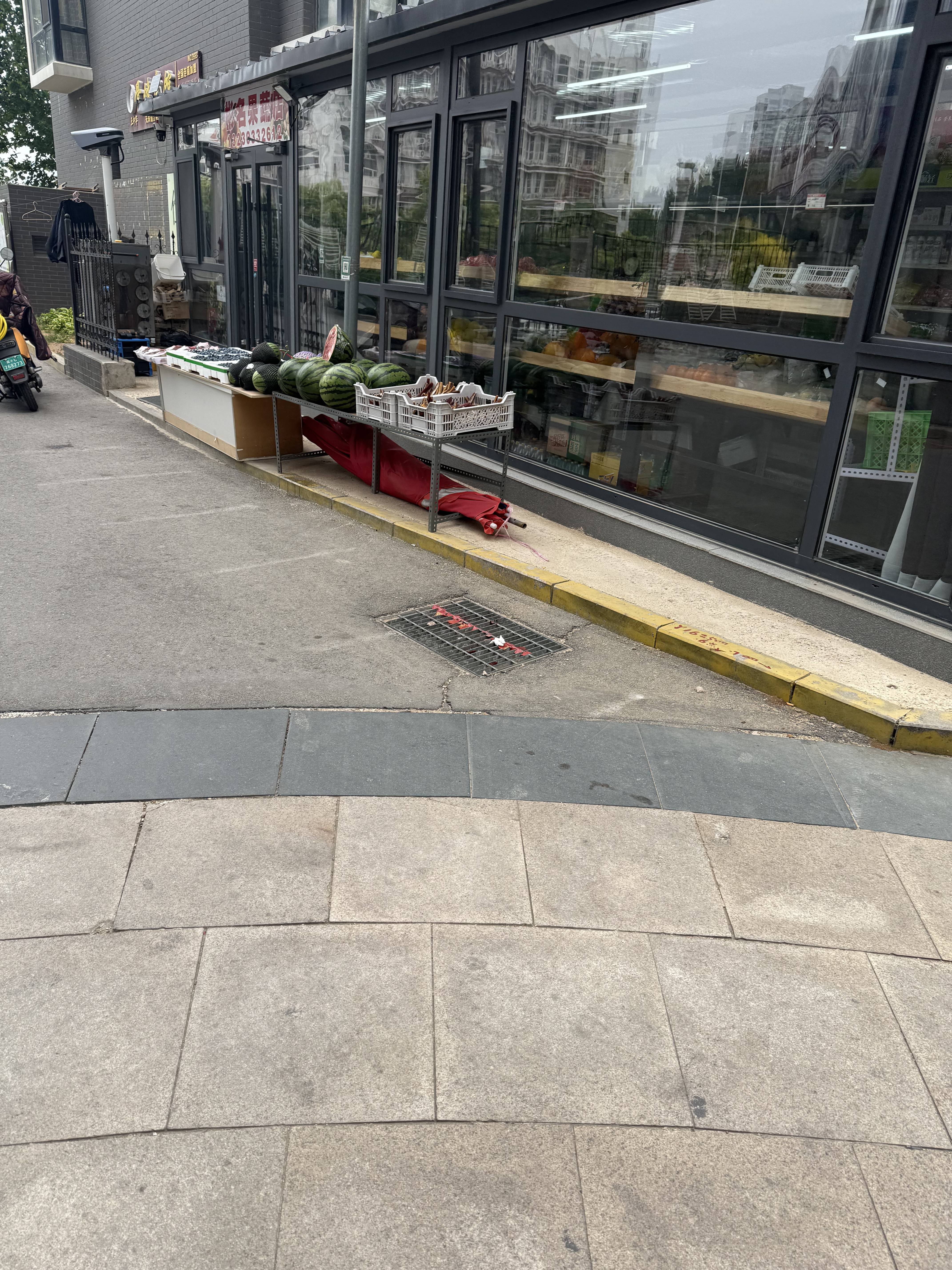 秦皇岛经济技术开发区天成锦江苑小区违建超市，胆子够大的