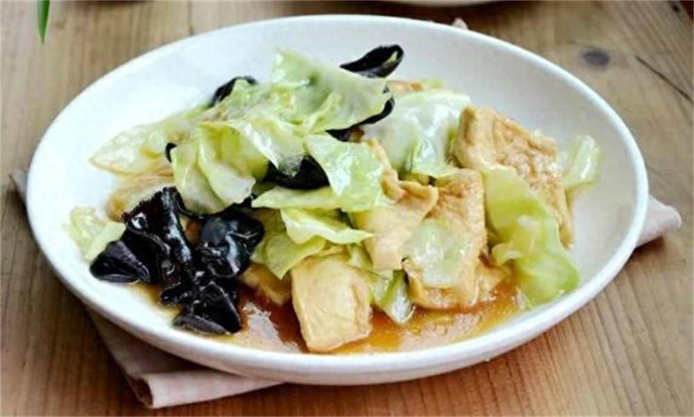 包菜炒豆腐怎样做好吃，大厨教你一招，爽脆可口，清淡鲜香