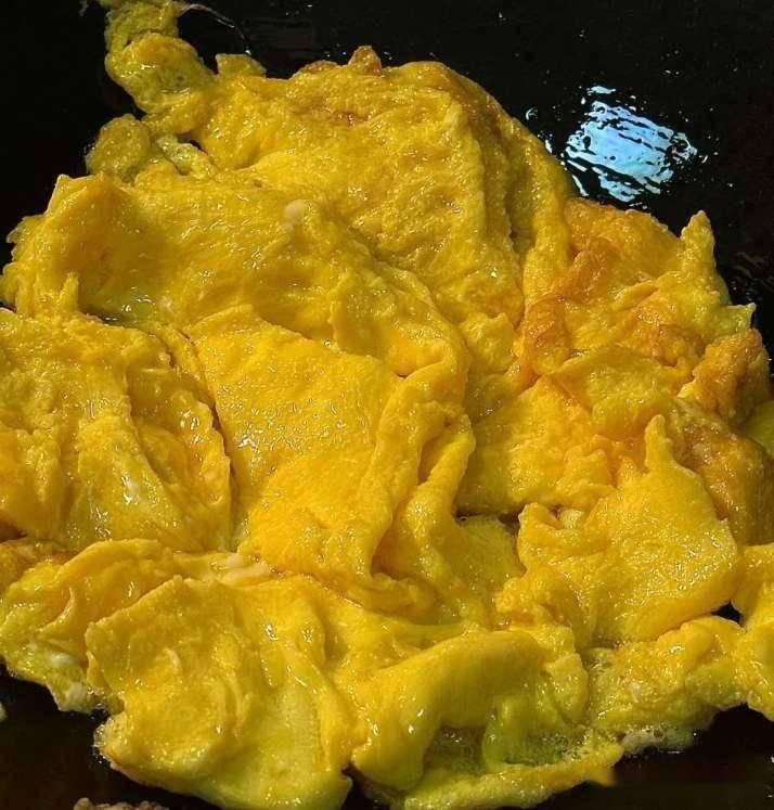 炒鸡蛋怎样蓬松金黄？秘诀在这，出锅香软滑嫩，比饭店还好吃！