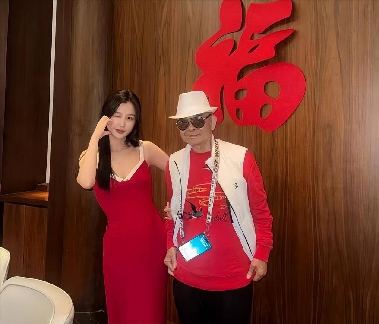 黄杨钿甜牵出虞书欣爷爷，400亿千金背景被挖：爸爸勾结爷爷赚钱