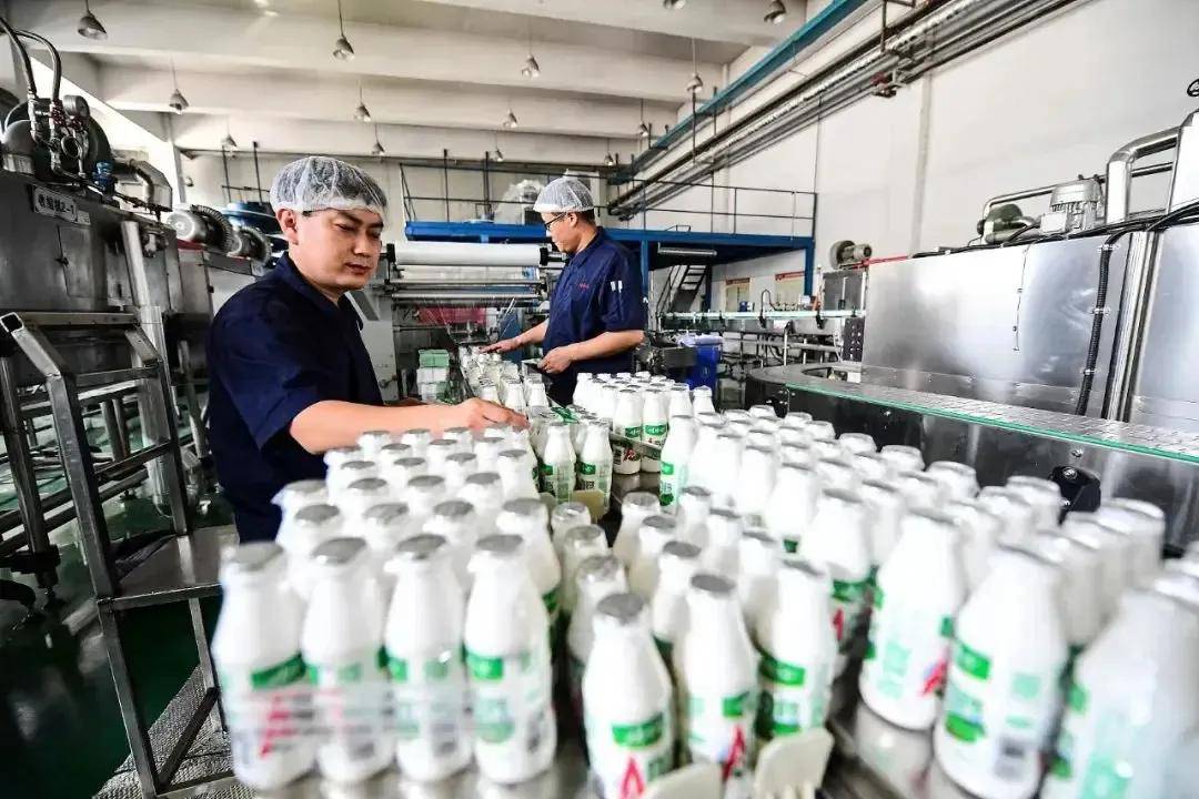 她被踢出娃哈哈,他打起新品牌,背后是国资的无声接管