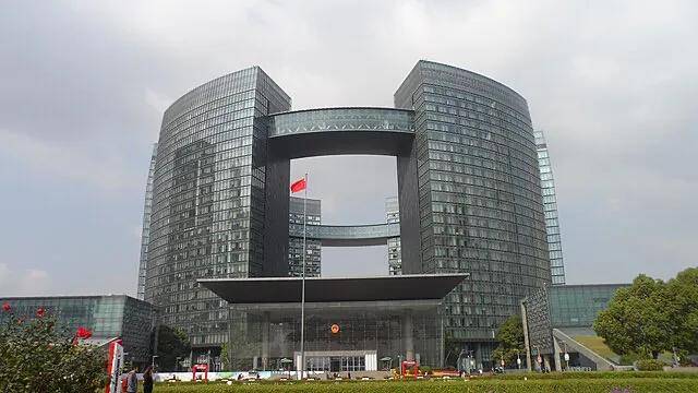 她被踢出娃哈哈,他打起新品牌,背后是国资的无声接管