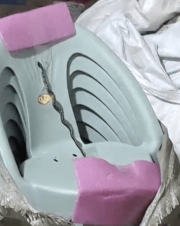 太吓人！云南女子网购塑料凳，拆开竟发现一条蛇被胶带粘在椅子上！还在动