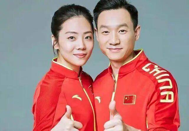 奥运冠军杨威一家六口挤在香港40多平出租屋:夫妻睡1米2小床,儿子杨阳洋睡沙发,早起刷牙要排队,续租面临房租上涨等问题